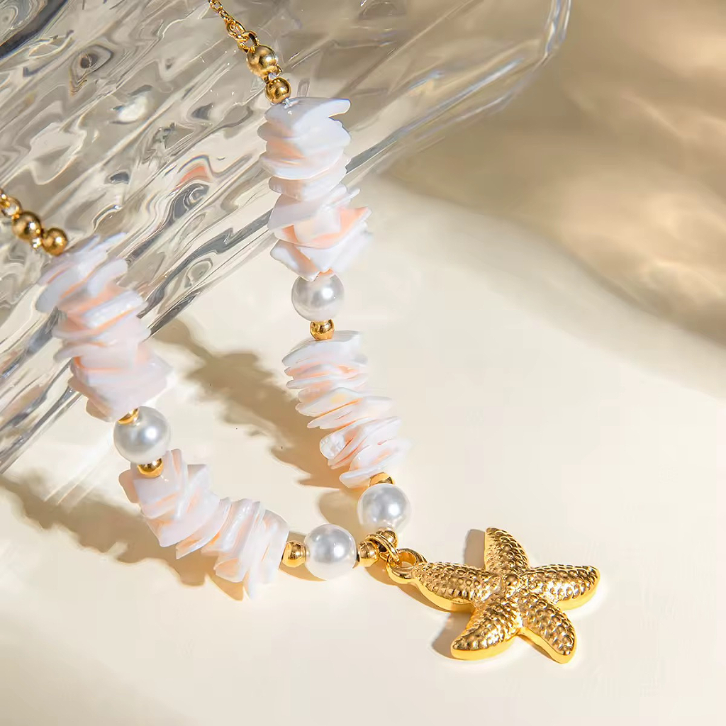 Estrella de Coral bañada en Oro 18K – Collar con Dijes de Estrella Marina y Detalles Coralinos