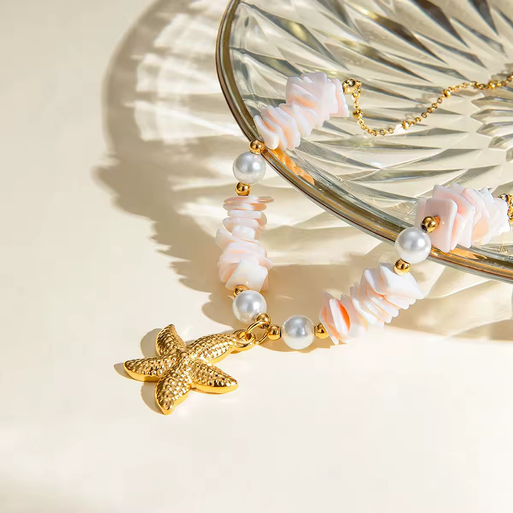 Estrella de Coral bañada en Oro 18K – Collar con Dijes de Estrella Marina y Detalles Coralinos