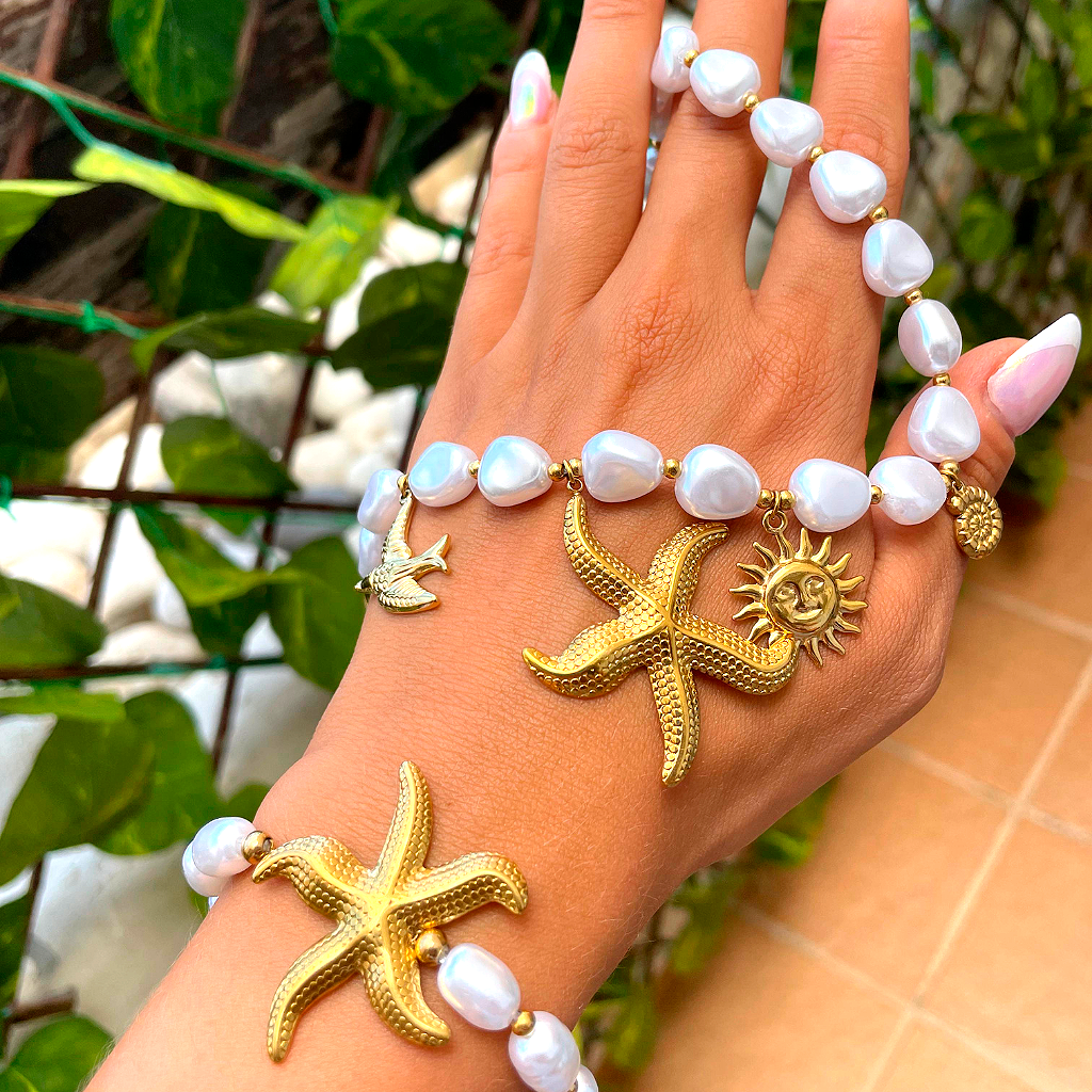 Perlas del Mar – Conjunto de Collar y Pulsera con Dijes Dorados y Perlas Blancas