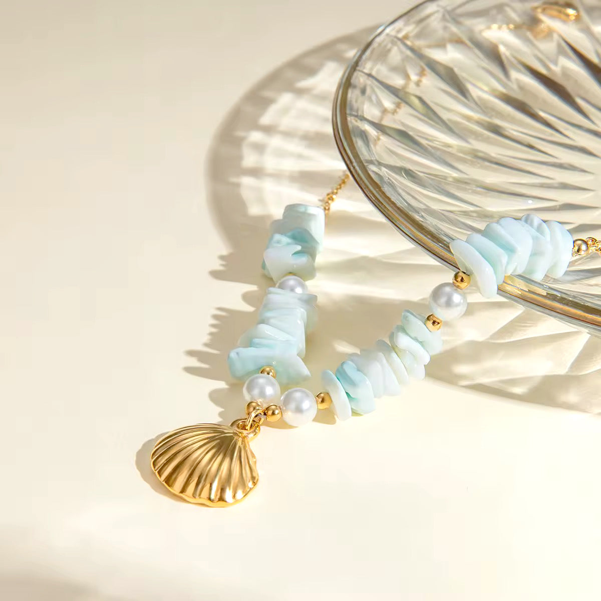 Coral Shell bañada en Oro 18K – Collar Dorado con Concha y Detalles en Coral Azul