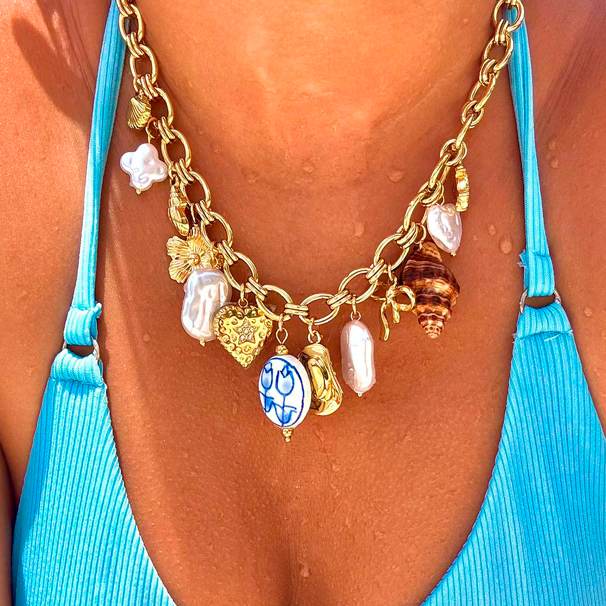 Návala 18K – Collar Dorado con Encantos Marinos y Detalles Cerámicos