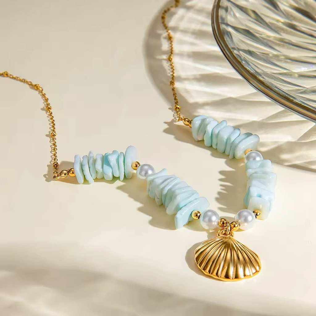 Coral Shell bañada en Oro 18K – Collar Dorado con Concha y Detalles en Coral Azul