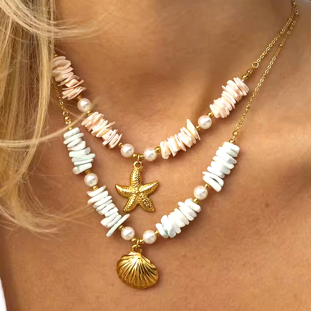 Coral Shell bañada en Oro 18K – Collar Dorado con Concha y Detalles en Coral Azul