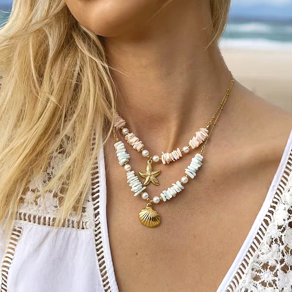 Coral Shell bañada en Oro 18K – Collar Dorado con Concha y Detalles en Coral Azul