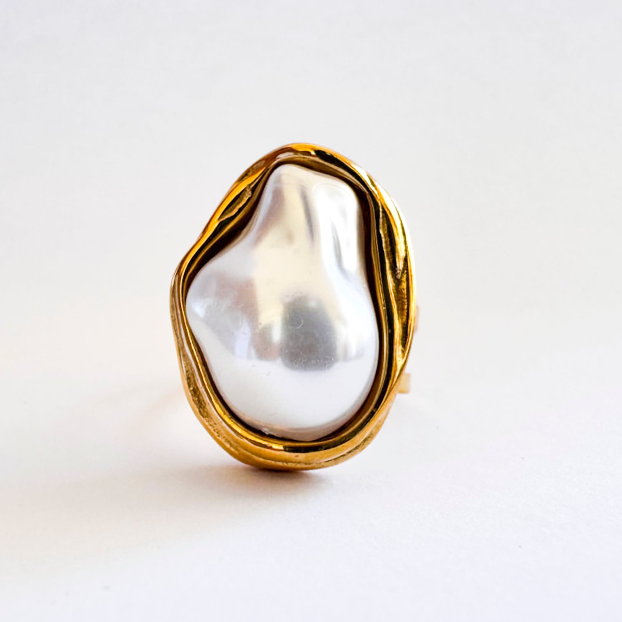Nácar Oro 18K – Anillo con Perla de Diseño Orgánico