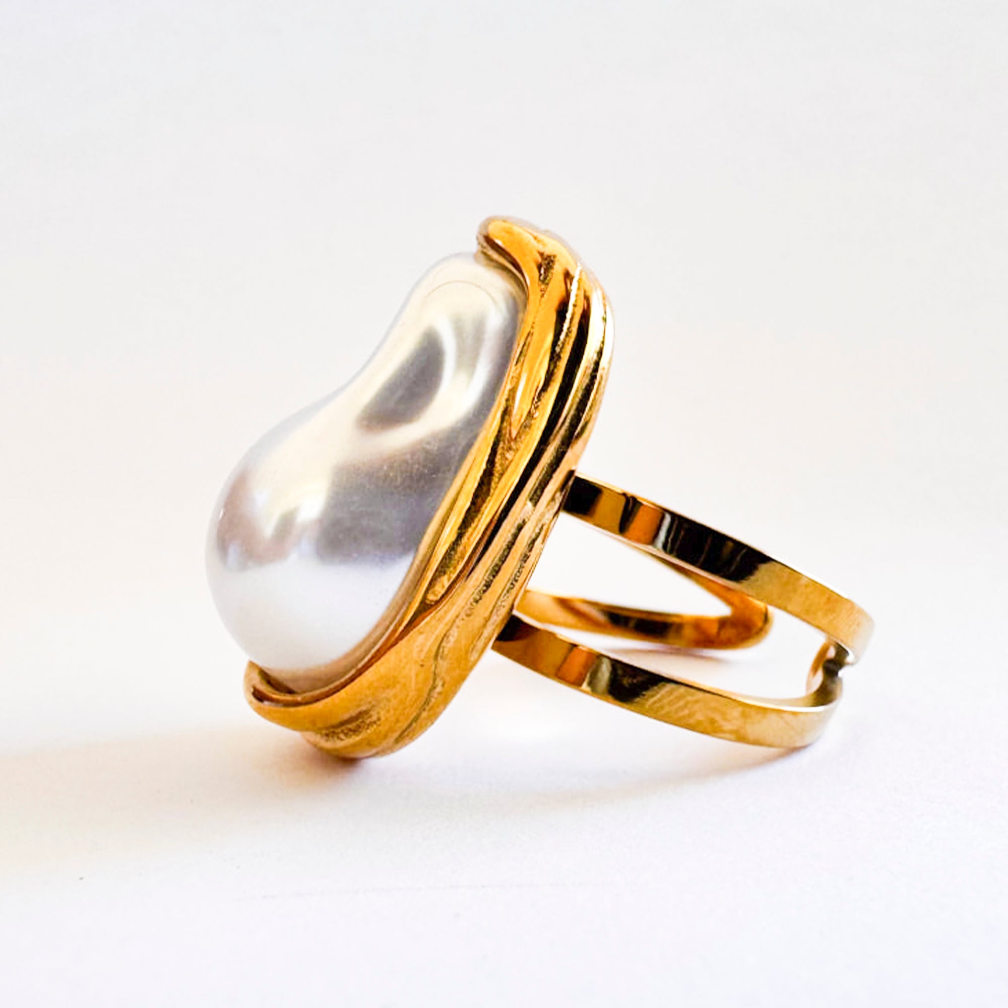 Nácar Oro 18K – Anillo con Perla de Diseño Orgánico