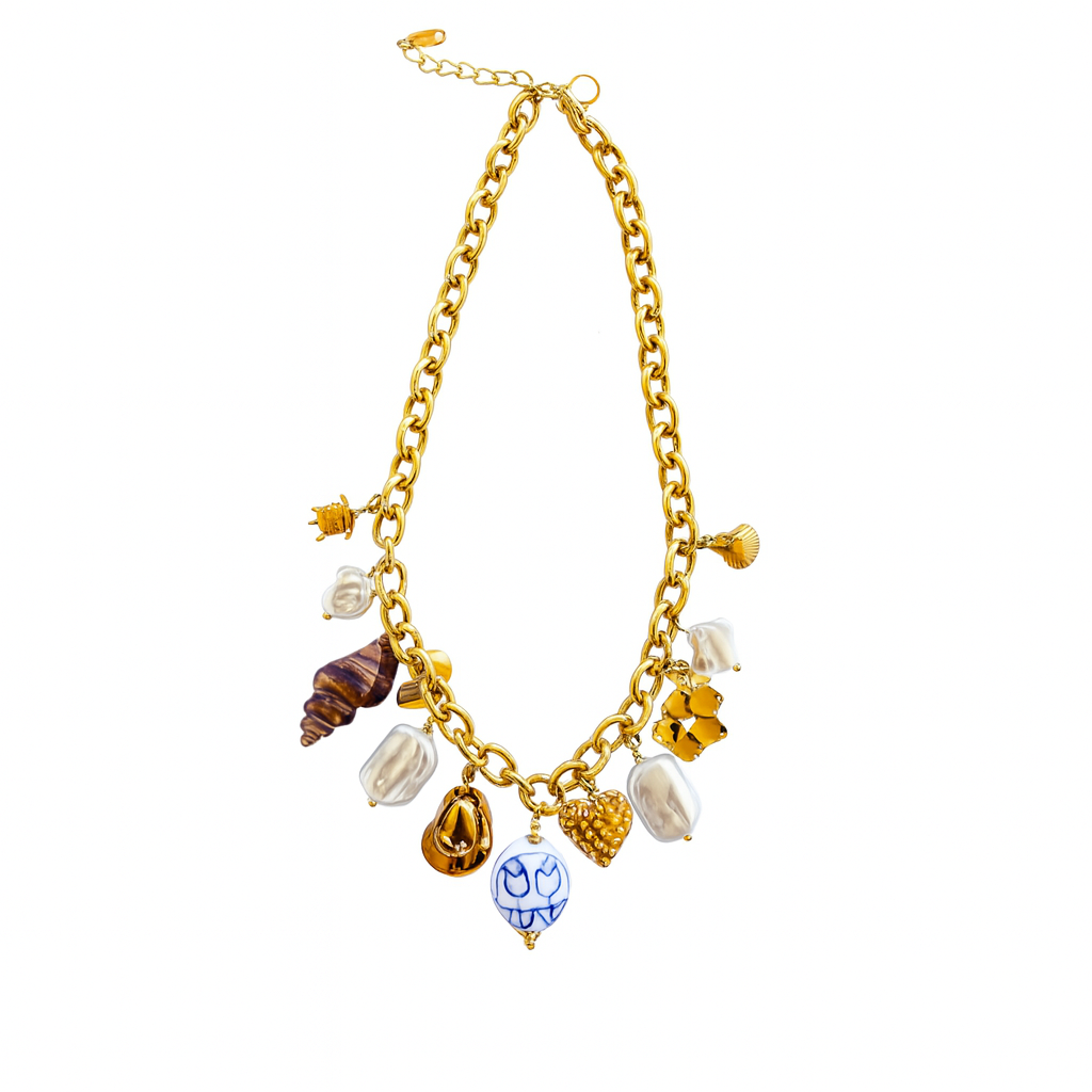 Návala 18K – Collar Dorado con Encantos Marinos y Detalles Cerámicos