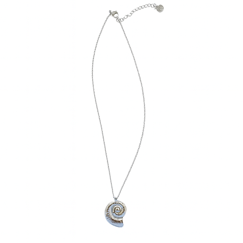 Sea Shell Silver – Collar Plateado con Colgante de Concha en Espiral