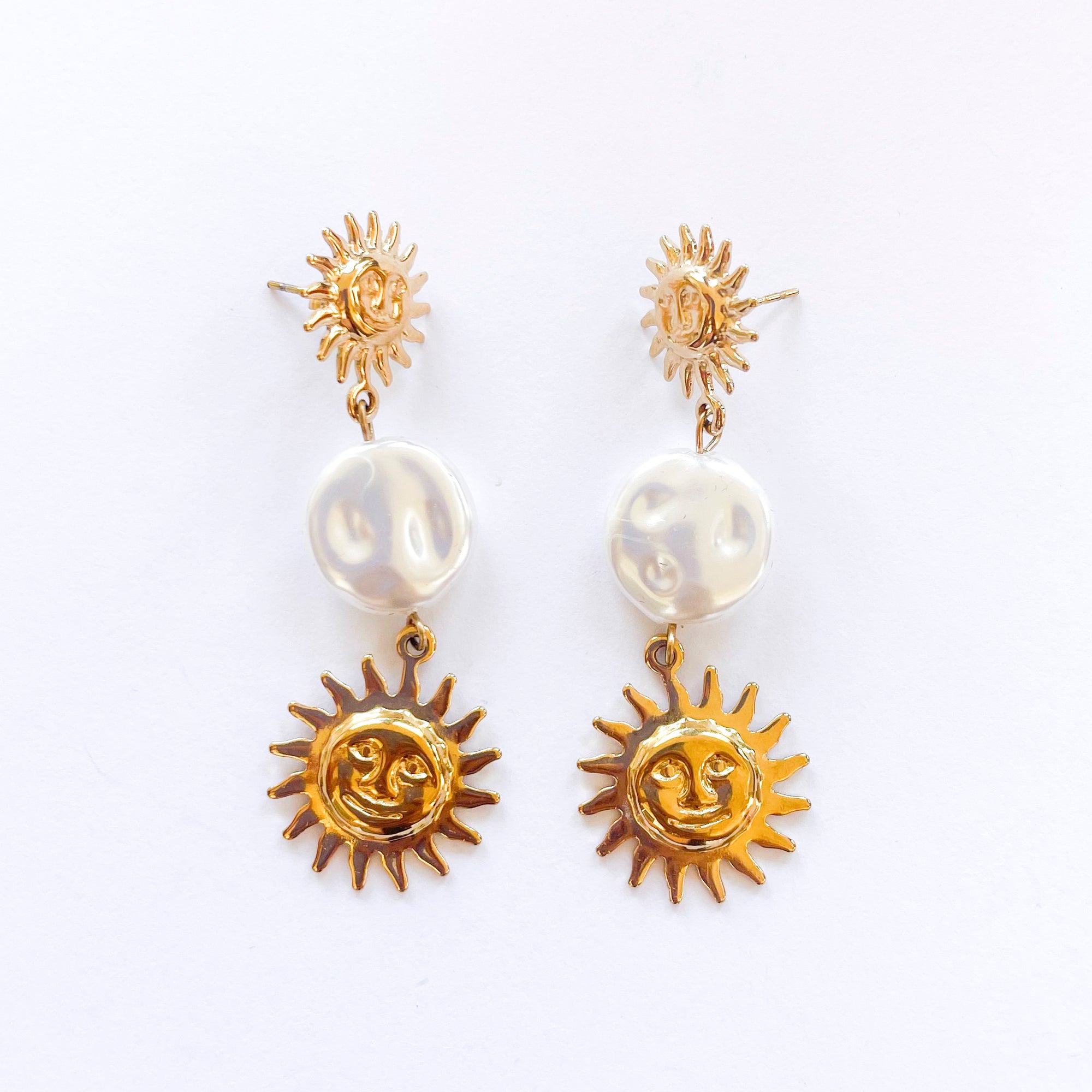 Soleil – Pendientes de Sol Dorado con Perla Blanca Irregular