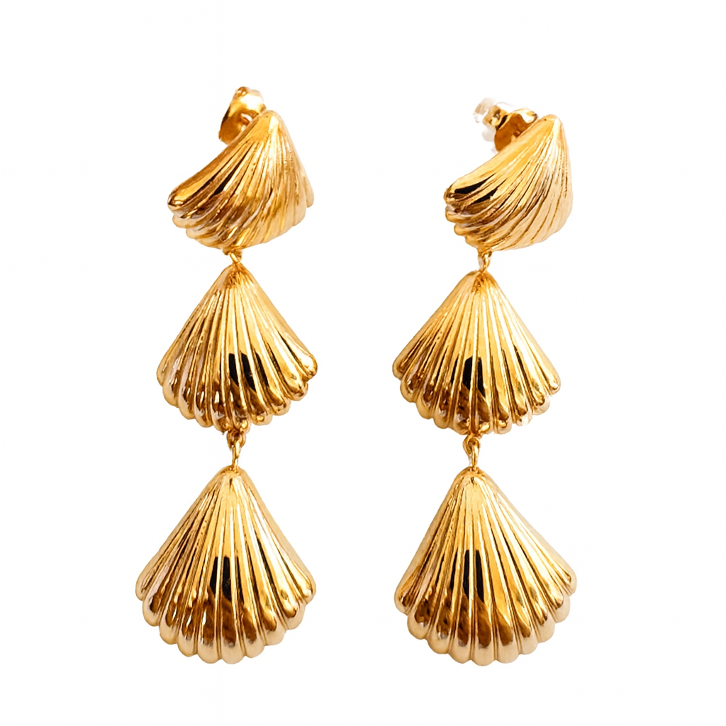 Tres Mareas – Pendientes Largos de Conchas Doradas Bañados en Oro 18K