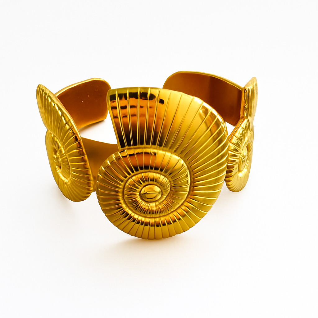 Coralí – Pulsera Dorada con Motivo de Conchas Marinas