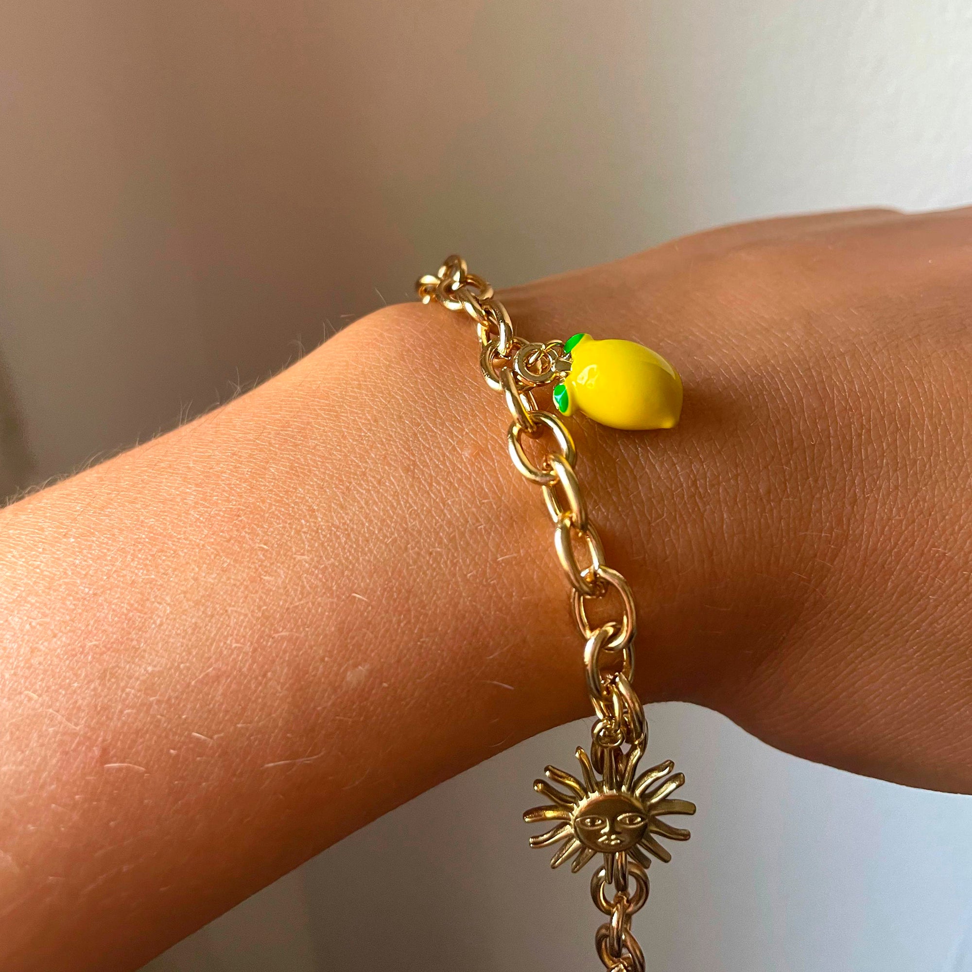 Lemon Glow – Pulsera Dorada con Dijes de Sol, Limón y Estrella de Mar