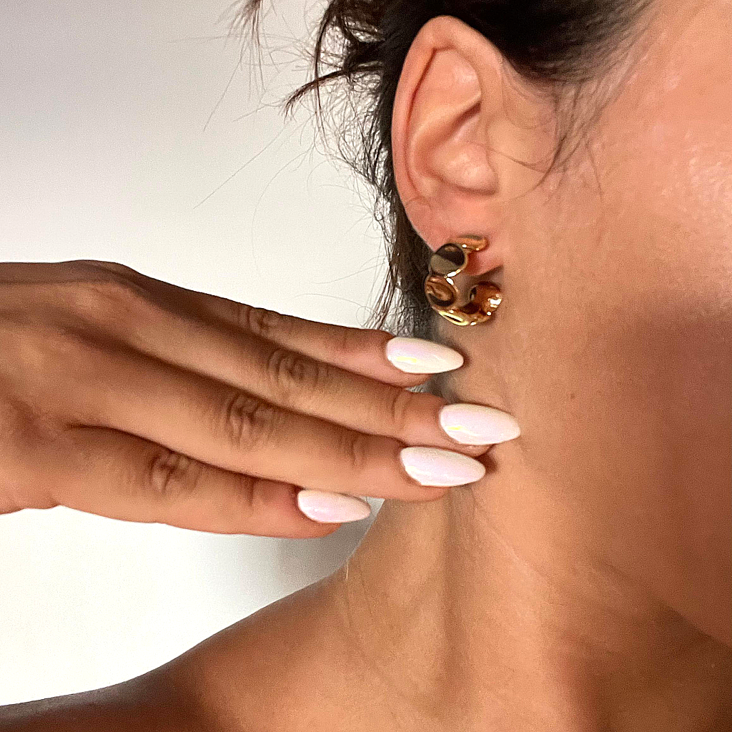 Boreal Gold – Pendientes Dorados de Diseño Moderno y Acabado Pulido
