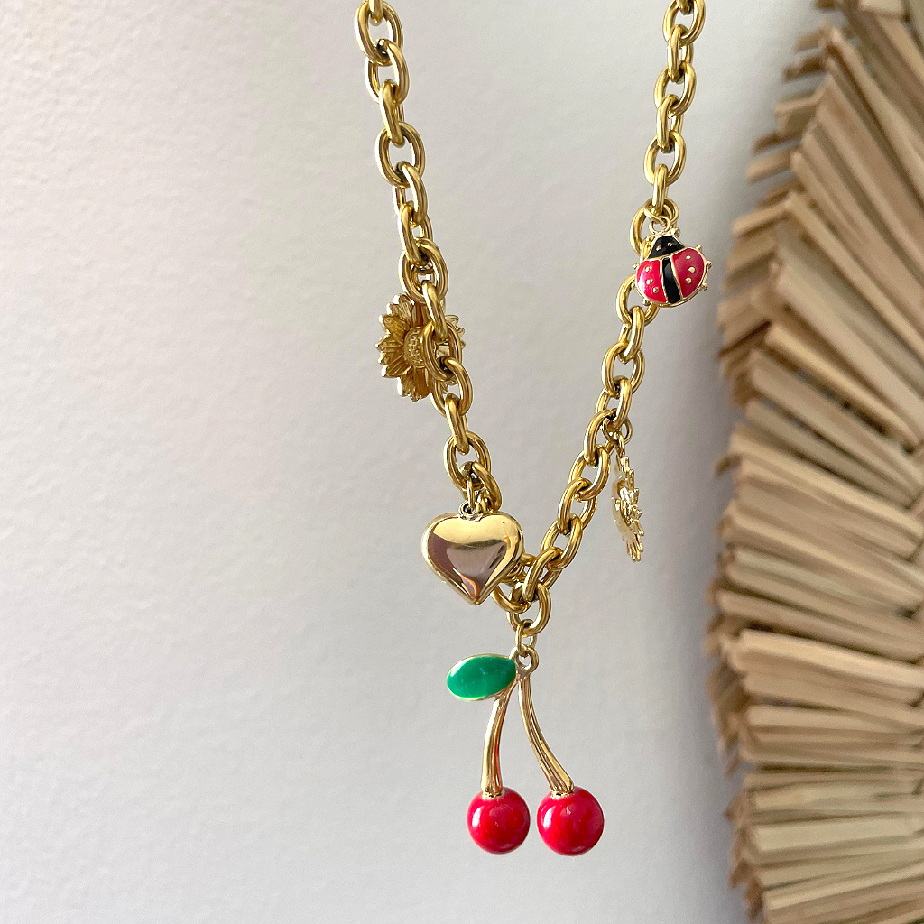 Cherry Kiss – Collar Dorado con Dijes Frutales y Naturaleza