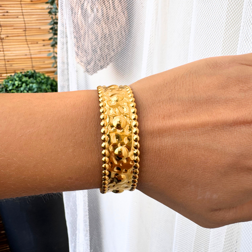 Soleya 18K – Pulsera Dorada con Relieve de Esferas