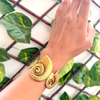 Coralí – Pulsera Dorada con Motivo de Conchas Marinas
