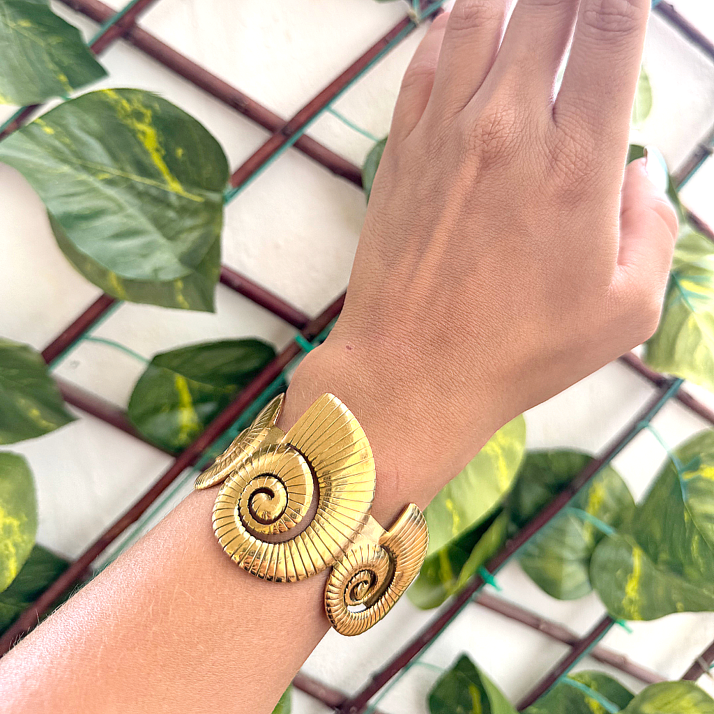 Coralí – Pulsera Dorada con Motivo de Conchas Marinas