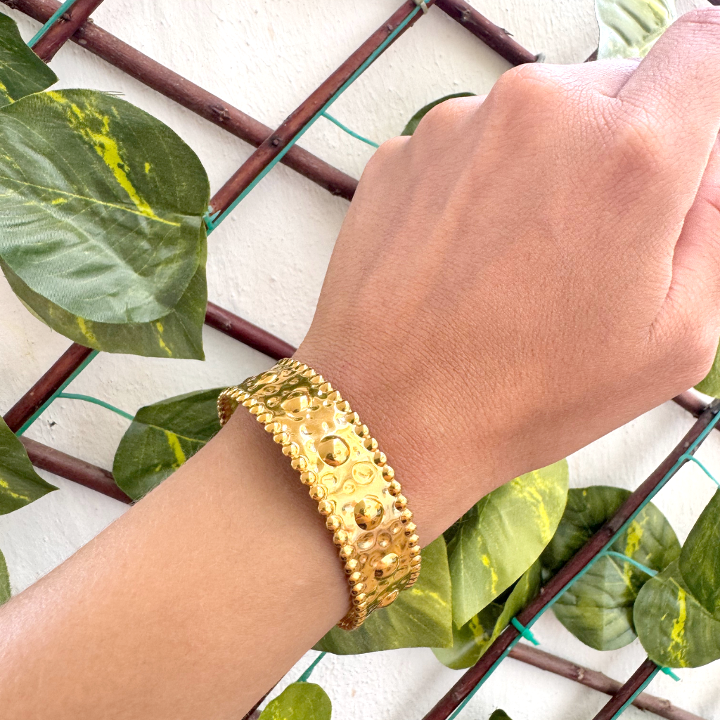 Soleya 18K – Pulsera Dorada con Relieve de Esferas