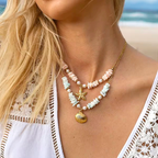 Coral Shell bañada en Oro 18K – Collar Dorado con Concha y Detalles en Coral Azul