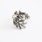 Silver Honey Bee – Anillo Plateado con Abeja y Rama