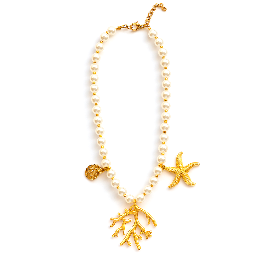 Fondo Marino – Collar de Perlas con Dijes Dorados en Acero Inoxidable