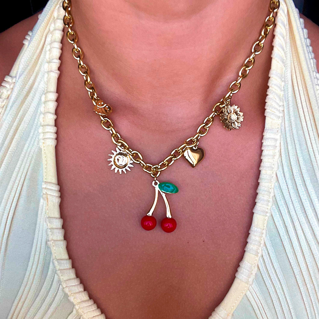 Cherry Kiss – Collar Dorado con Dijes Frutales y Naturaleza