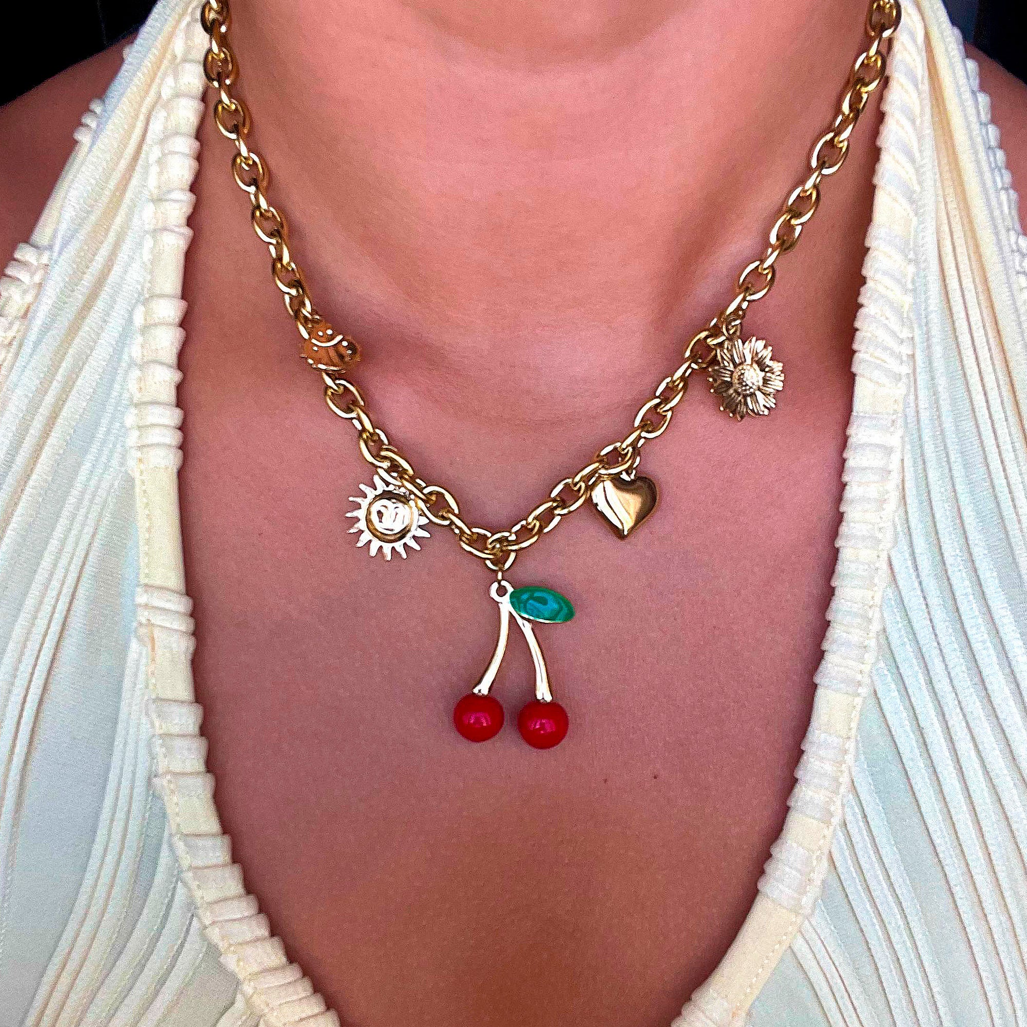 Cherry Kiss – Collar Dorado con Dijes Frutales y Naturaleza