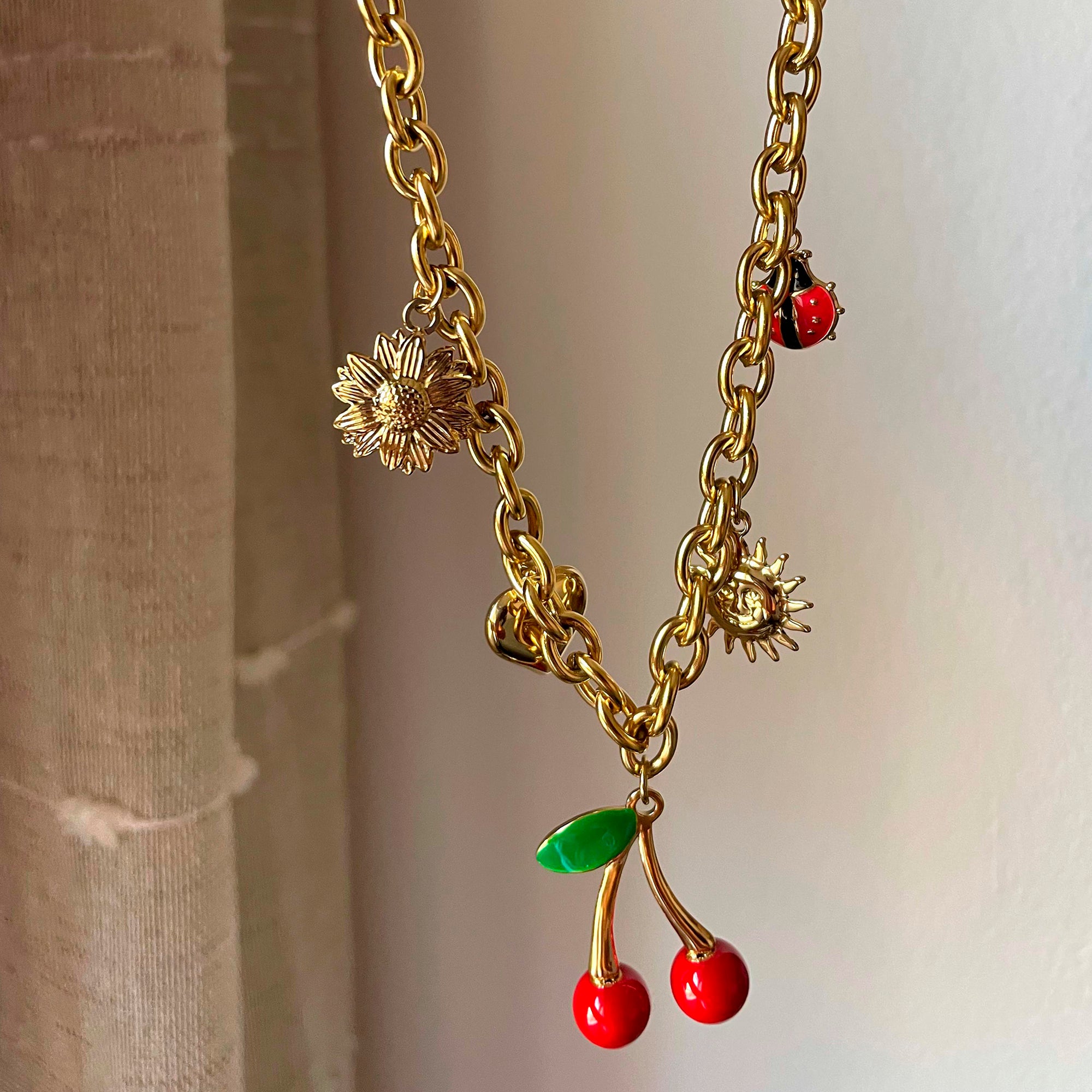 Cherry Kiss – Collar Dorado con Dijes Frutales y Naturaleza