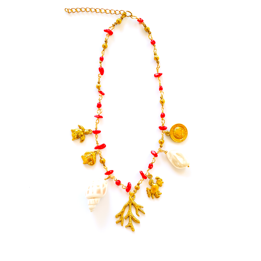 Coral Rojo – Collar Marino con Charms Dorados y Coral Natural