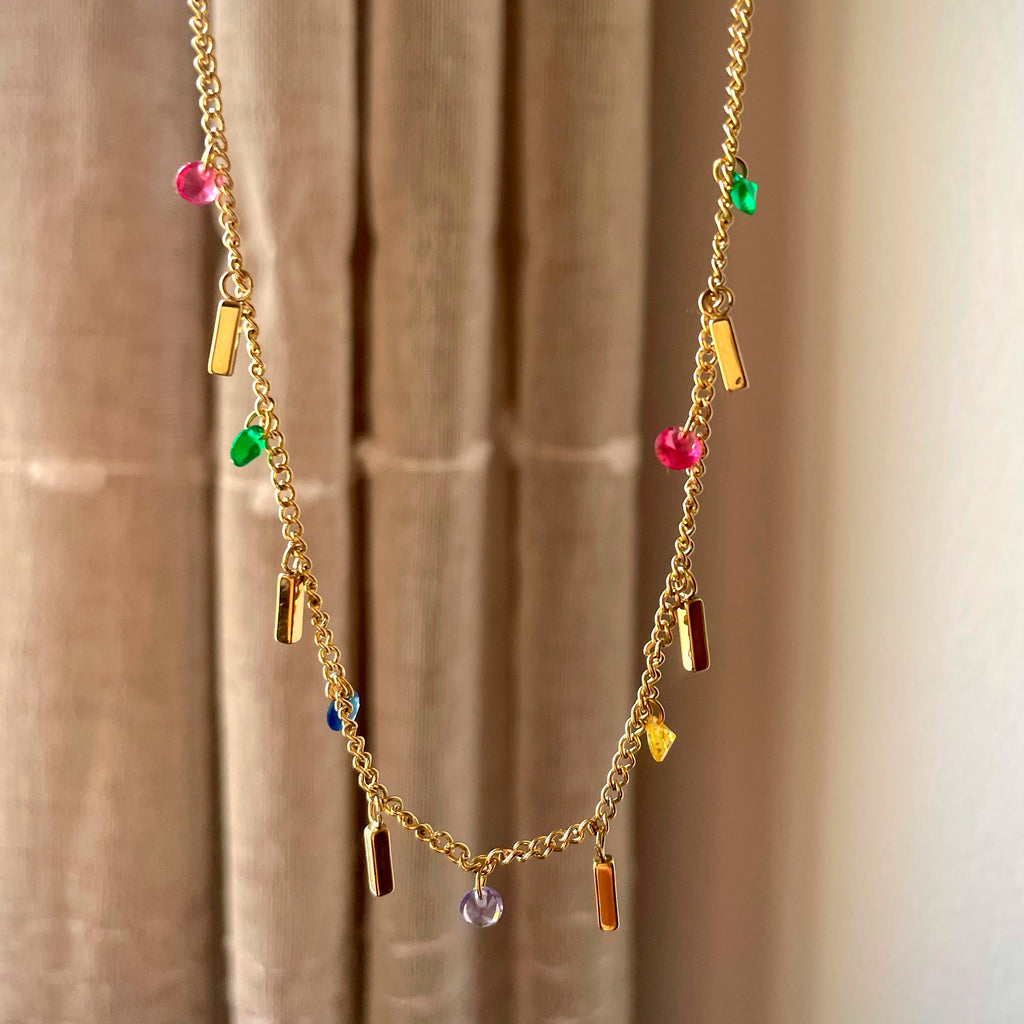Gold Prisma – Collar Dorado con Cristales Facetados Multicolor