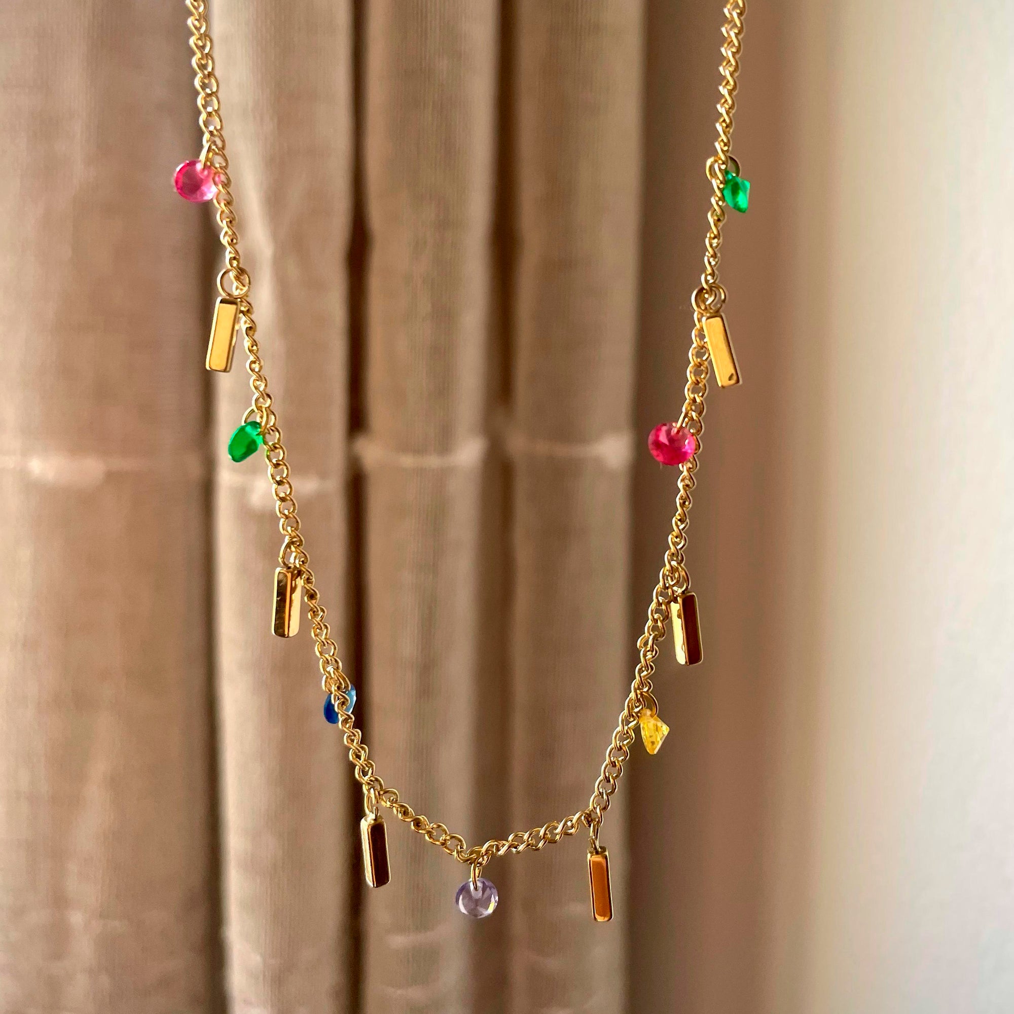 Gold Prisma – Collar Dorado con Cristales Facetados Multicolor