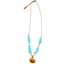Coral Shell bañada en Oro 18K – Collar Dorado con Concha y Detalles en Coral Azul