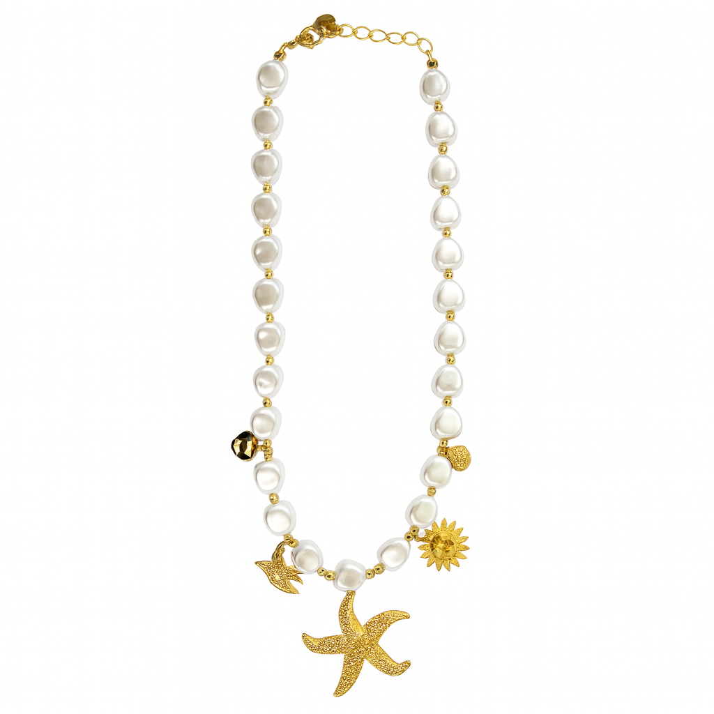 Perlas del Mar – Collar de Perlas con Dijes Dorados
