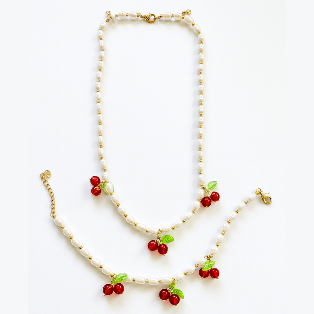 Cherry Pearl – Conjunto de Collar y Pulsera con Cerezas y Perlas Blancas