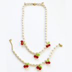 Cherry Pearl – Conjunto de Collar y Pulsera con Cerezas y Perlas Blancas