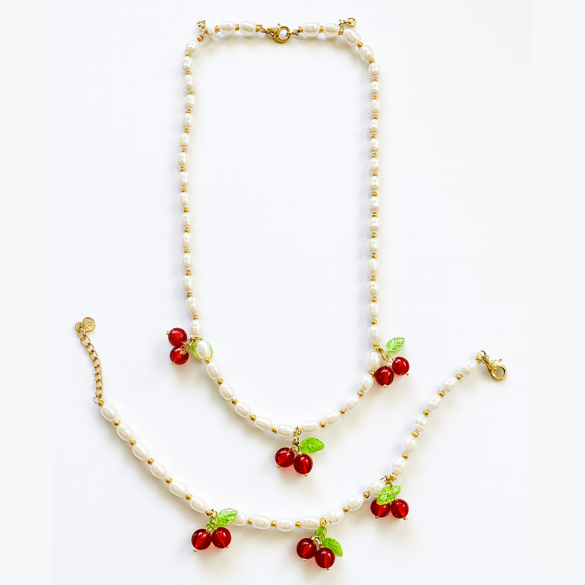 Cherry Pearl – Conjunto de Collar y Pulsera con Cerezas y Perlas Blancas
