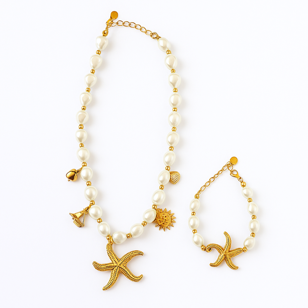 Perlas del Mar – Conjunto de Collar y Pulsera con Dijes Dorados y Perlas Blancas