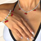 Cherry Pearl – Conjunto de Collar y Pulsera con Cerezas y Perlas Blancas