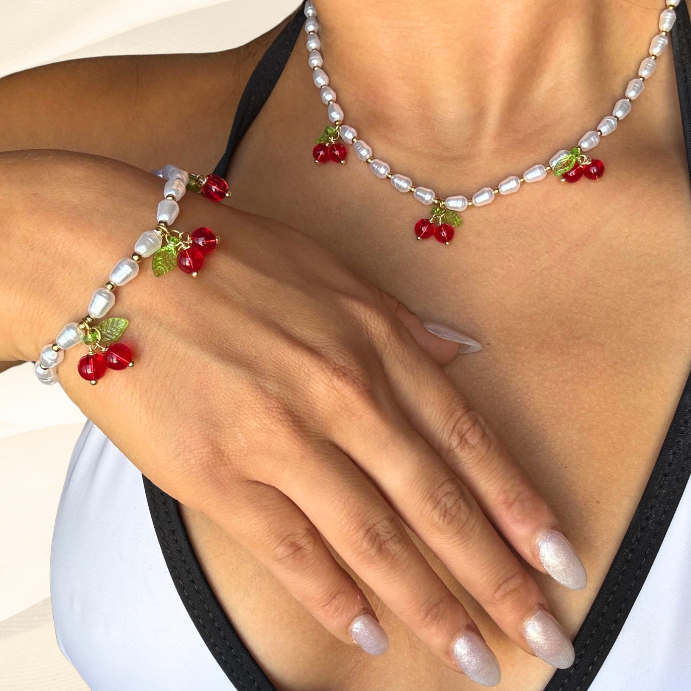 Cherry Pearl – Conjunto de Collar y Pulsera con Cerezas y Perlas Blancas