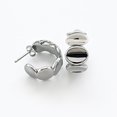 Boreal Silver – Pendientes Plateados de Diseño Moderno y Acabado Pulido