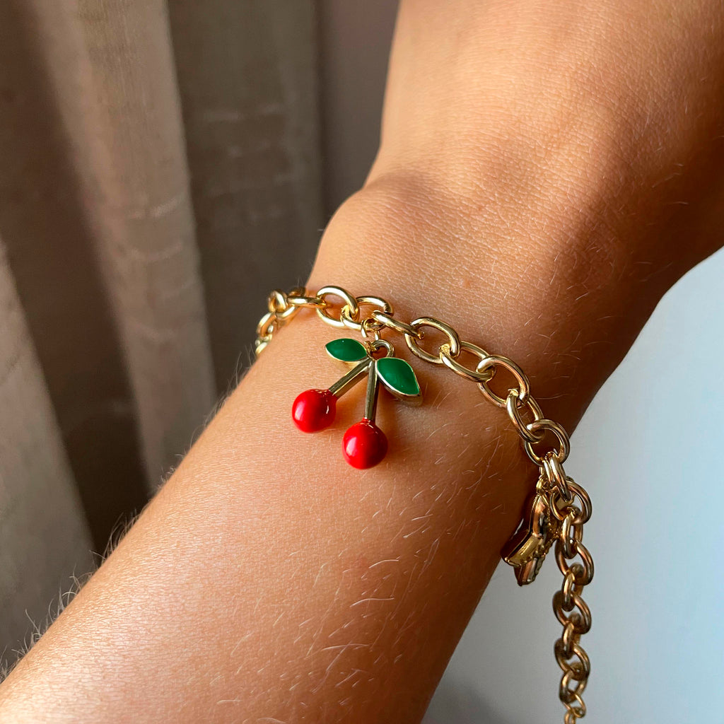 Cherry Glow – Pulsera de Eslabones Dorados con Dijes Frutales y Marinos