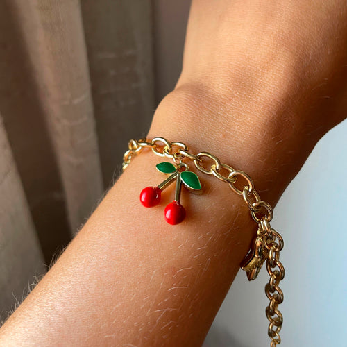 Cherry Glow – Pulsera de Eslabones Dorados con Dijes Frutales y Marinos