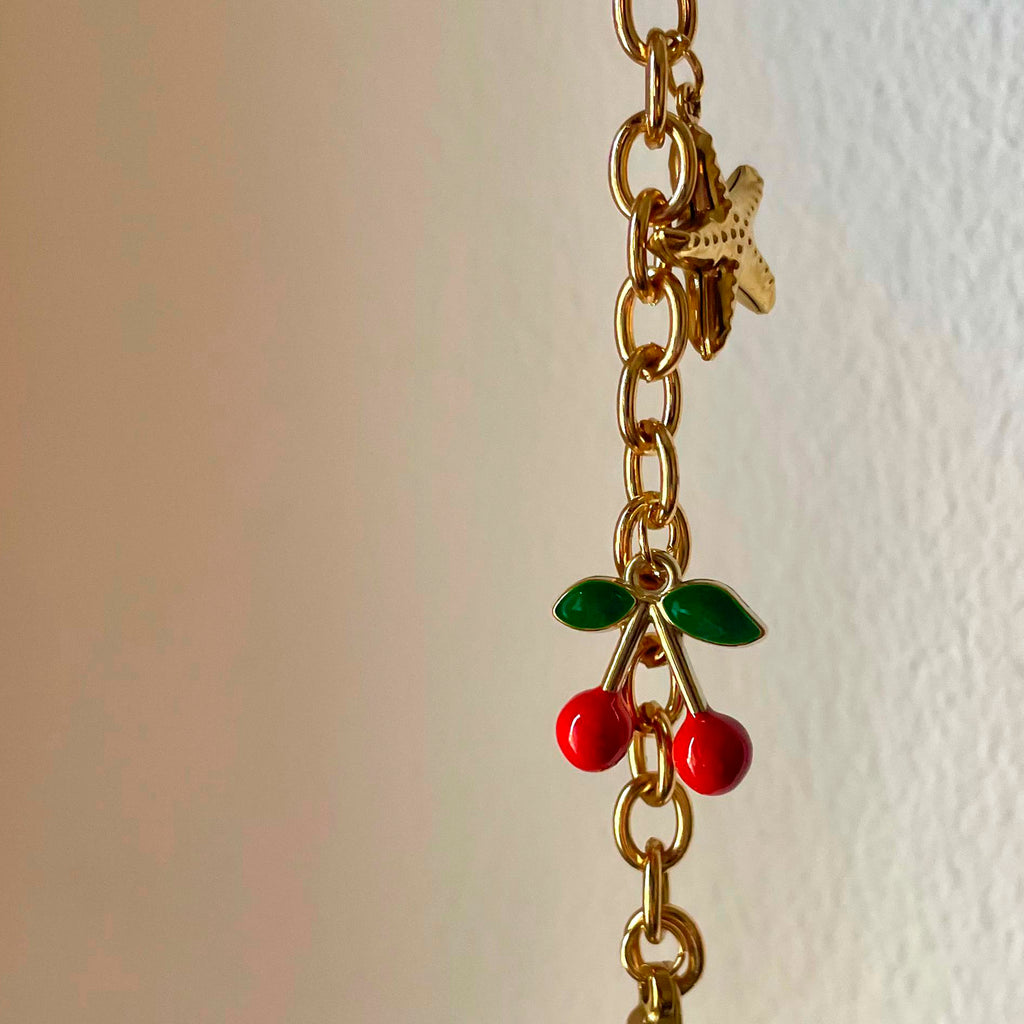 Cherry Glow – Pulsera de Eslabones Dorados con Dijes Frutales y Marinos