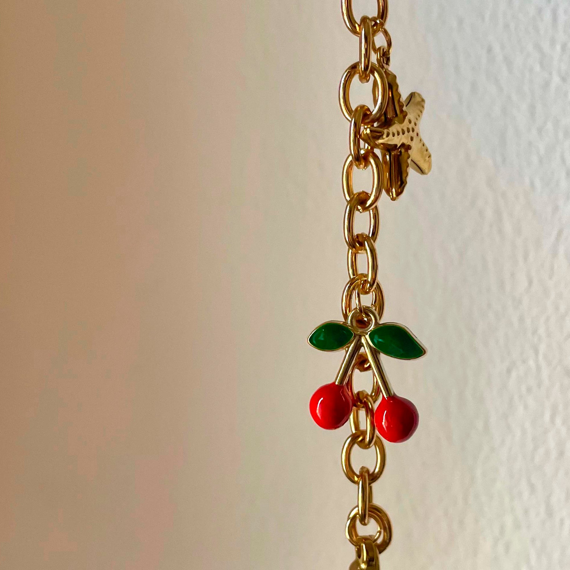 Cherry Glow – Pulsera de Eslabones Dorados con Dijes Frutales y Marinos