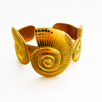 Coralí – Pulsera Dorada con Motivo de Conchas Marinas