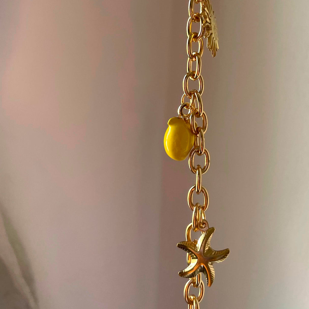 Lemon Glow – Pulsera Dorada con Dijes de Sol, Limón y Estrella de Mar