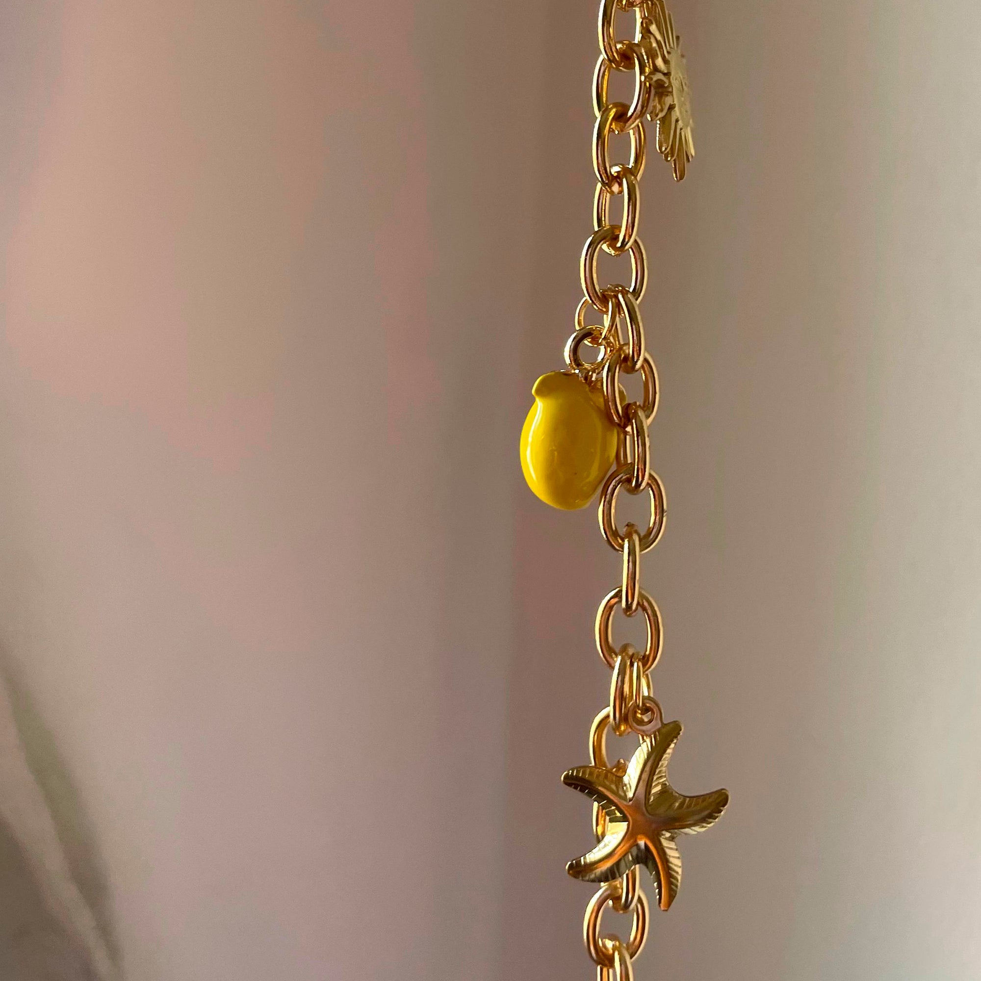 Lemon Glow – Pulsera Dorada con Dijes de Sol, Limón y Estrella de Mar